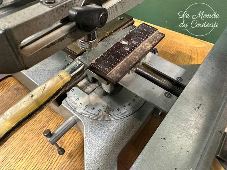 Travail de gravure d’une lame dans l’atelier du Monde du Couteau
